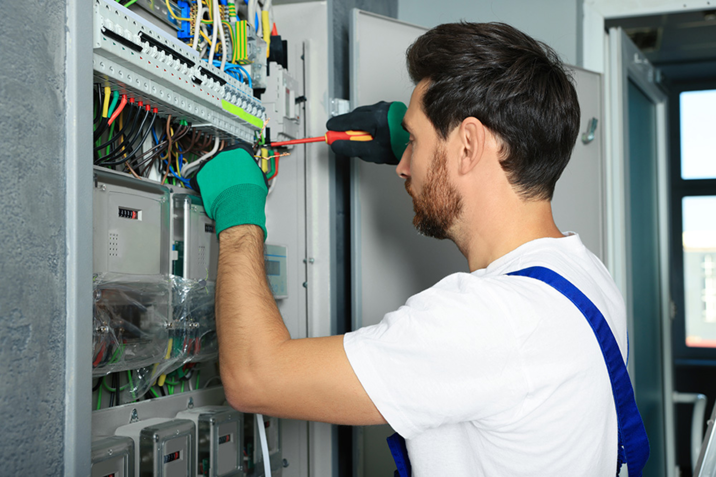Nieder&shy;spannungs&shy;anlagen bei Karl Müller GmbH in Jetzendorf